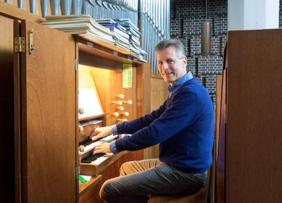 Bild Organist Wolfgang Reiber an seinem Arbeitsplatz