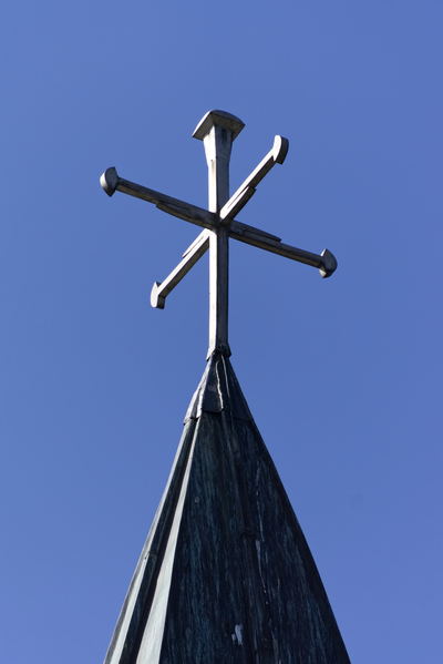 Bild: Kirchturmspitze Versöhnungskirche mit Nagelkreuz als Windkreuz